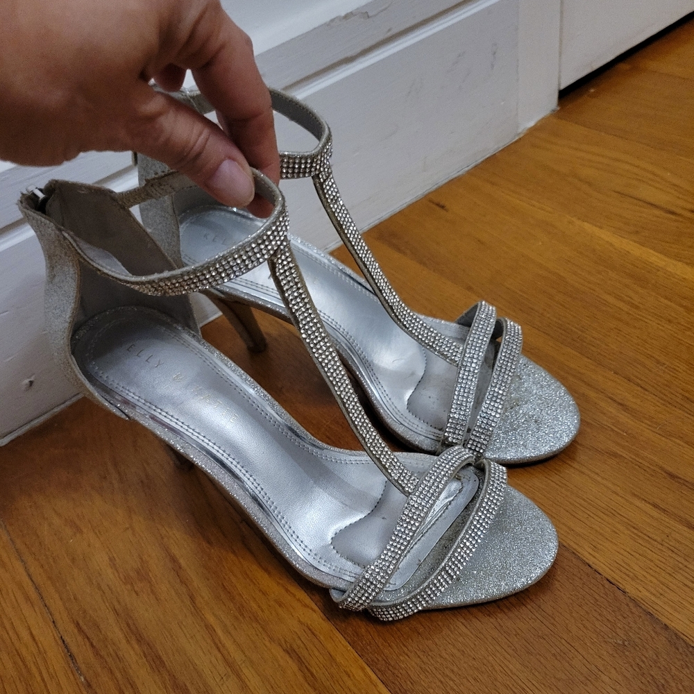 Kelly And Katie Sparkly Silver Hills Size 8
